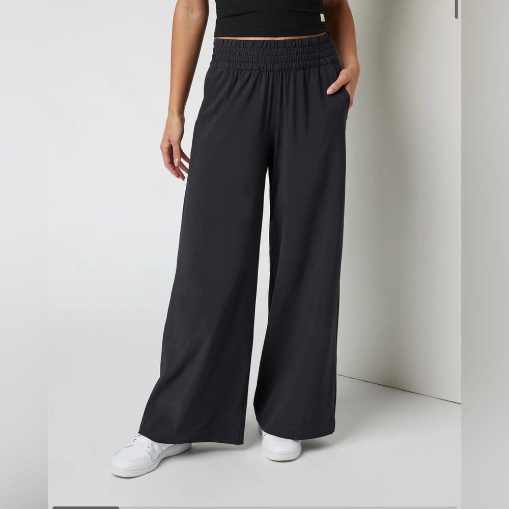 NWT Vuori Villa Wideleg Pant Short Length in Black Size Medium - Picture 6 of 12